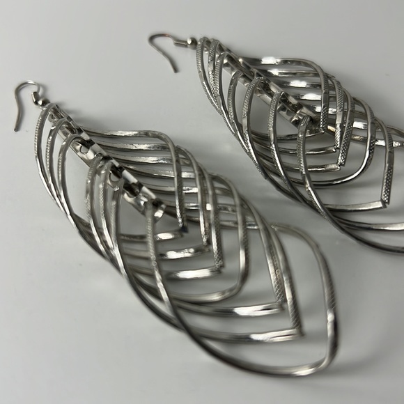 Cute Continuous Dangling Silver Tone Leaves Pierced Earrings - Picture 16 of 16